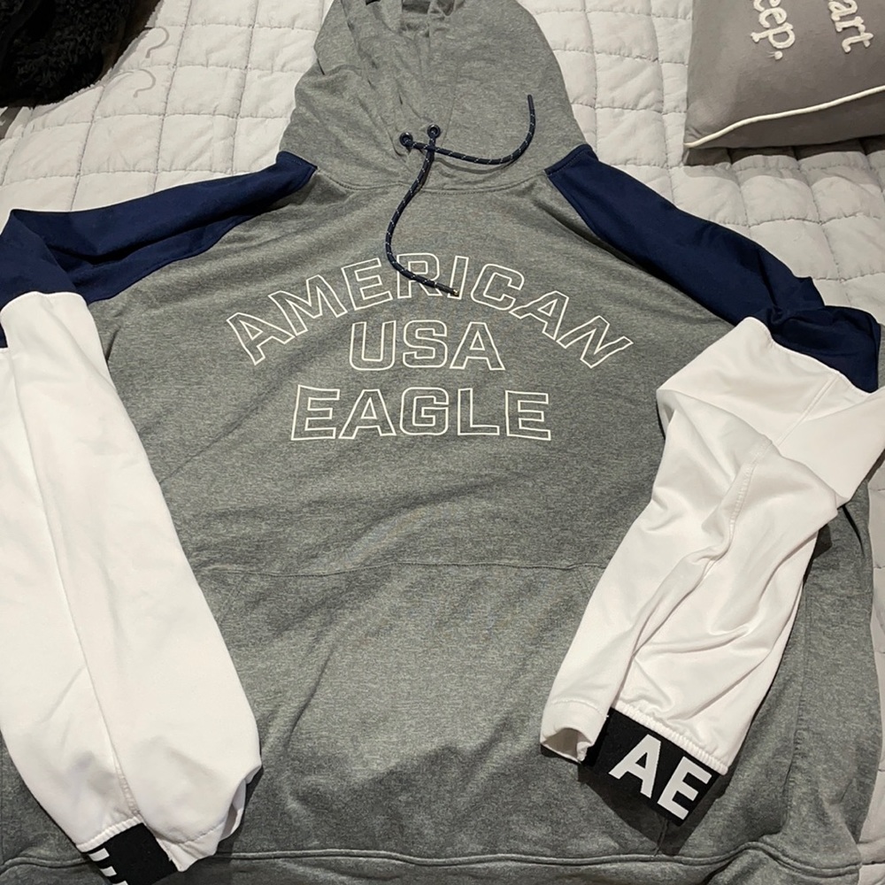 Men’s American Eagle lightweight hooded sweatshirt